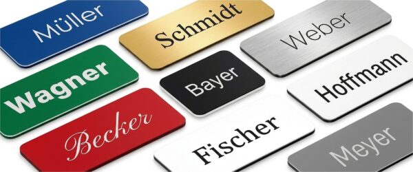Personalisierte Namensschilder aus Acryl in Blau, Gold, Silber, Grün, Schwarz, Weiß, Rot und Grau mit gravierten Namen wie Müller, Schmidt, Weber und Fischer