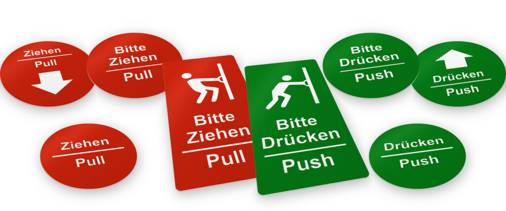 Push/Pull-Türschilder in Rot und Grün: rechteckiges Paar „Bitte Ziehen / Pull“ und „Bitte Drücken / Push“ in der Mitte, links rote runde Schilder „Ziehen“, rechts grüne runde Schilder „Drücken“ mit Pfeil und Schrift